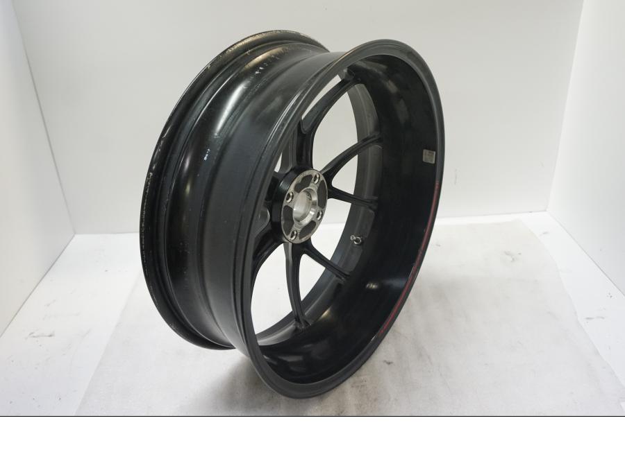 Baksidan på Fälg från en Ducati Monster 796 -2013 motorcykel.