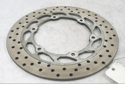 Framsidan på Bromsskiva från en Yamaha MT-01 -2005 motorcykel.