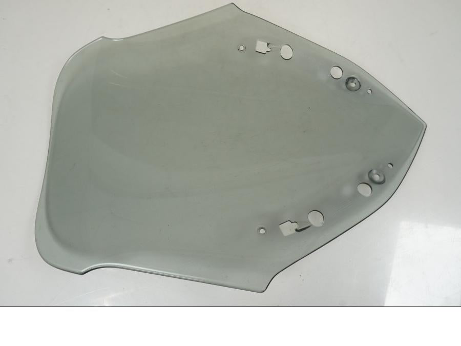 Snett nerifrån på Vindruta från en Yamaha X-Max 125 -2018 motorcykel.