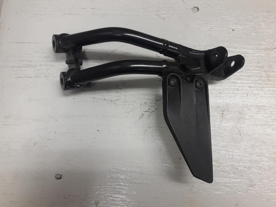 Framsidan på Fotpinnefäste från en KTM 125 Duke -2017 motorcykel.