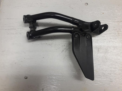 Framsidan på Fotpinnefäste från en KTM 125 Duke -2017 motorcykel.