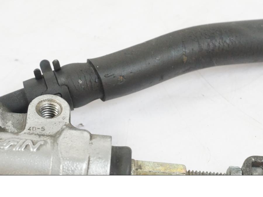 Snett uppifrån på Bromshuvudcylinder från en Yamaha XVS 1100 -2004 motorcykel.