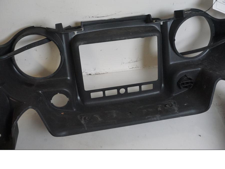 Vänster sida på Instrumentpanelkåpa från en Indian Chieftain Dark Horse -2019 motorcykel.