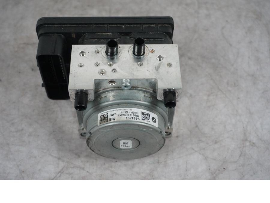 Baksidan på ABS Modulator från en BMW S 1000 XR -2019 motorcykel.