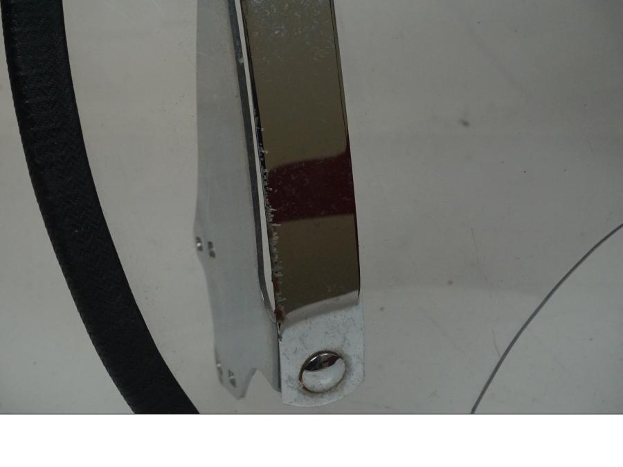 Extrabild1 på <p>Vindruta från Suzuki VZ 800 2000.</p>

<p>Fästen finns ej, skrapmärke på kromdetalj se bilder, rutfästena är original men vindrutan är hemmagjord. Ytliga repor finns på rutan se bilder.</p> motorcykel.