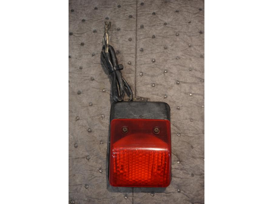 Framsidan på Baklampa från en Suzuki DR 650 -1997 motorcykel.