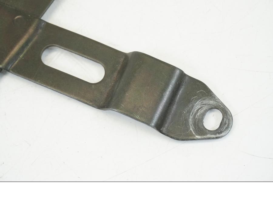 Baksidan på Batterihållare från en Honda CB 750 -2002 motorcykel.