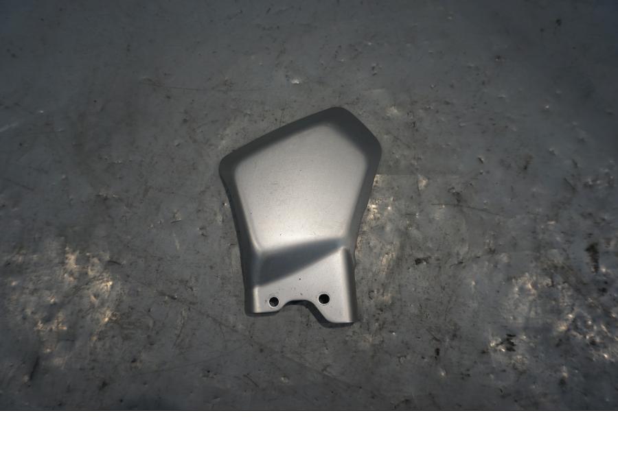 Framsidan på Fotpinnehälskydd från en Yamaha XT 1200 Z -2011 motorcykel.