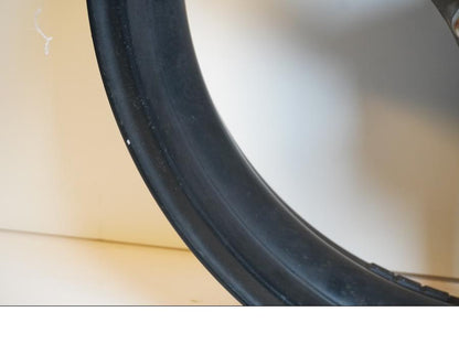 Snett uppifrån på Fälg från en Triumph Daytona 650 -2005 motorcykel.