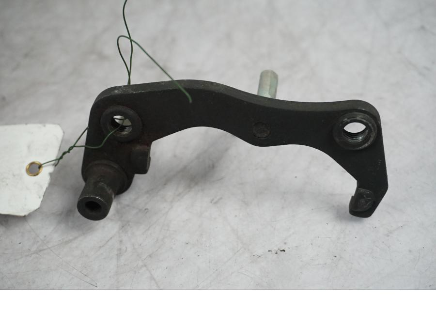 Baksidan på Bromsoksfäste från en Triumph Bonneville -2004 motorcykel.