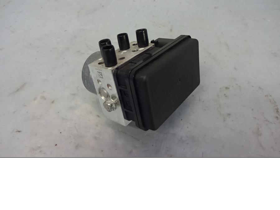 Baksidan på ABS Modulator från en Kawasaki Z 1000 -2018 motorcykel.