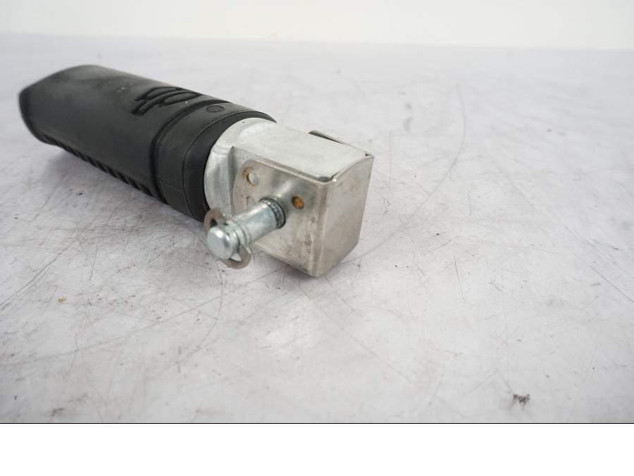 Snett nerifrån på Fotpinne från en H-D Softail Sport Glide FLSB -2022 motorcykel.