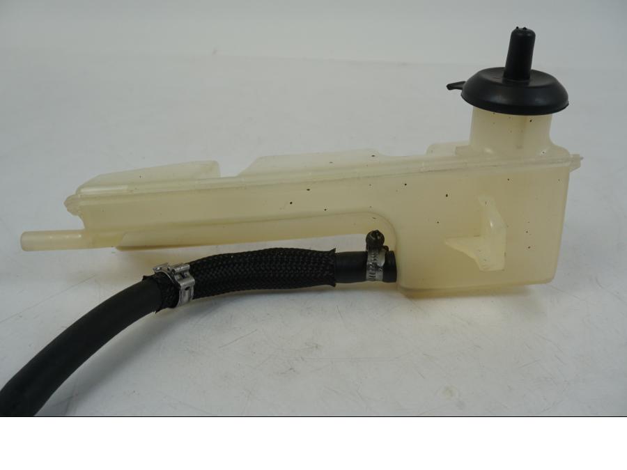 Vänster sida på Vattenexpansionskärl från en BMW F 650 CS -2002 motorcykel.