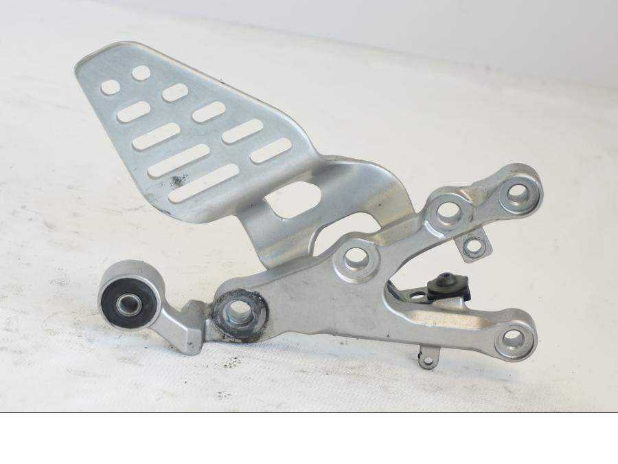 Framsidan på Fotpinnefäste från en Yamaha YZF R6 -2006 motorcykel.