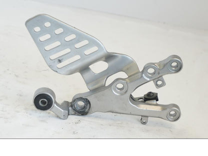 Framsidan på Fotpinnefäste från en Yamaha YZF R6 -2006 motorcykel.