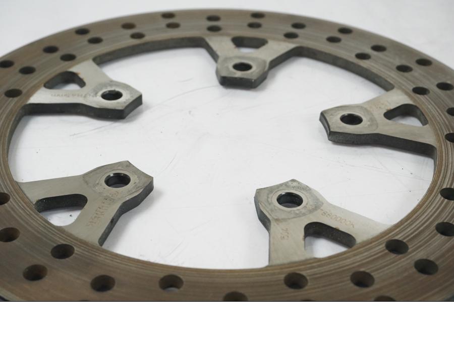 Baksidan på Bromsskiva från en KTM 1290 Super Duke R -2015 motorcykel.