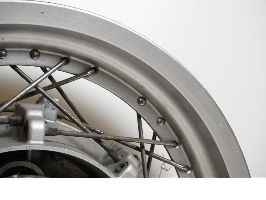 Snett uppifrån på Fälg från en Yamaha XV 1100 -1996 motorcykel.