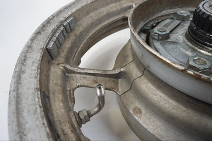 Snett nerifrån på Fälg från en Yamaha XV 1100 -1993 motorcykel.