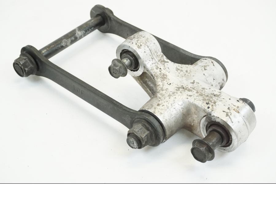 Snett uppifrån på Stötdämparlänkage från en Suzuki VL 1500 -1999 motorcykel.