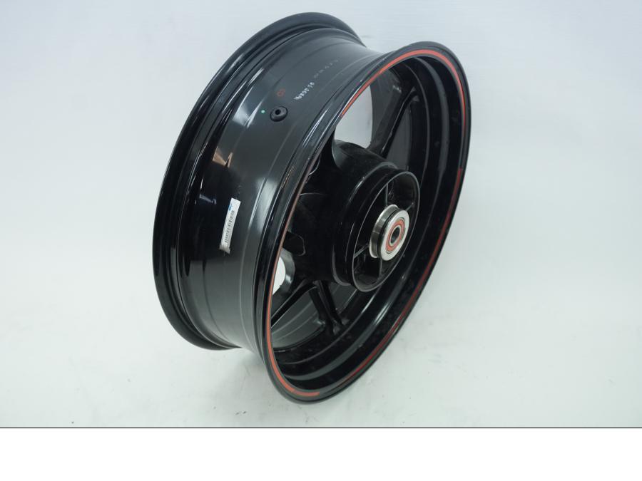 Baksidan på Fälg från en Kawasaki Z 800 -2013 motorcykel.