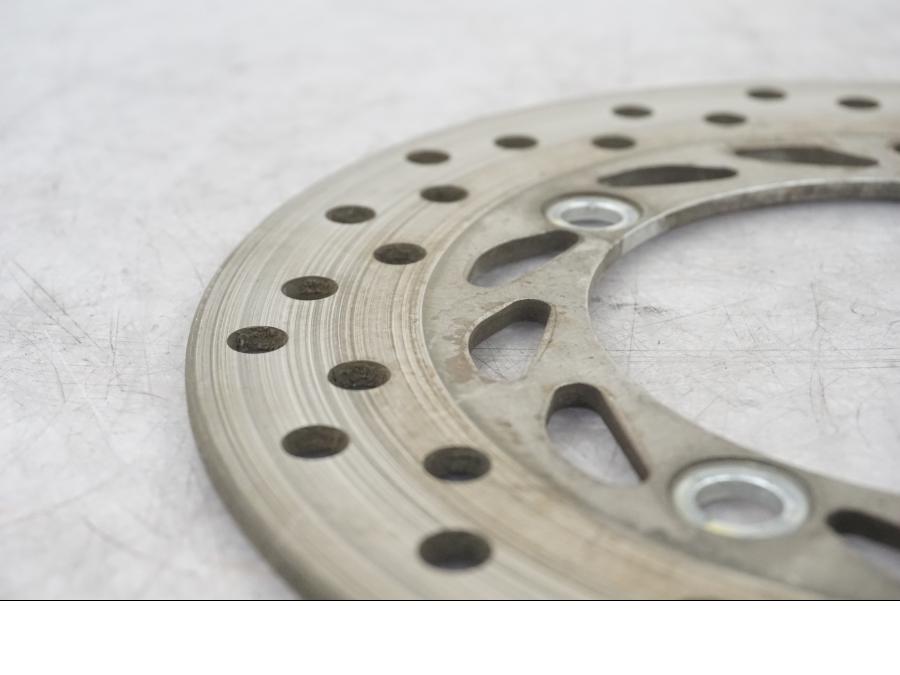 Baksidan på Bromsskiva från en Honda CBR 125 R -2004 motorcykel.