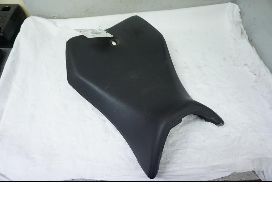 Framsidan på Sadel från en Yamaha YZF-R 125 -2009 motorcykel.