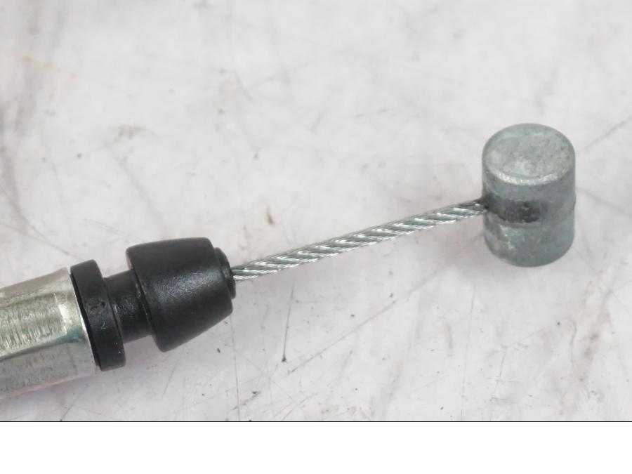 Vänster sida på Sadellåsmekanism från en KTM 1290 Super Duke R -2022 motorcykel.