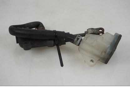 Vänster sida på Bromshuvudcylinder från en Suzuki GS 500 -2004 motorcykel.