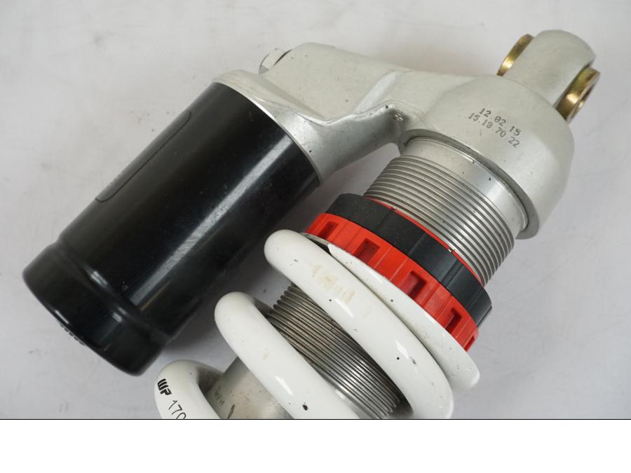 Snett uppifrån på Stötdämpare från en KTM 1290 Super Duke R -2015 motorcykel.