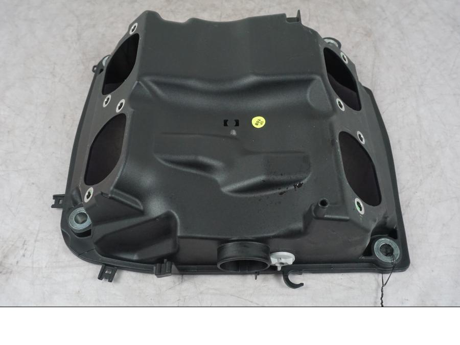 Snett nerifrån på Luftburk från en Ducati Multistrada V4 -2024 motorcykel.