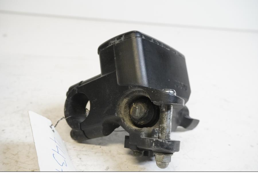 Baksidan på Bromshuvudcylinder från en Honda CBR 600 RR -2003 motorcykel.