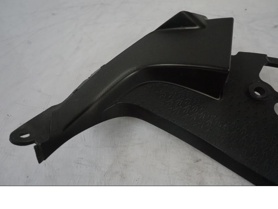 Vänster sida på Instrumentkåpa från en Kawasaki ER-6F -2010 motorcykel.