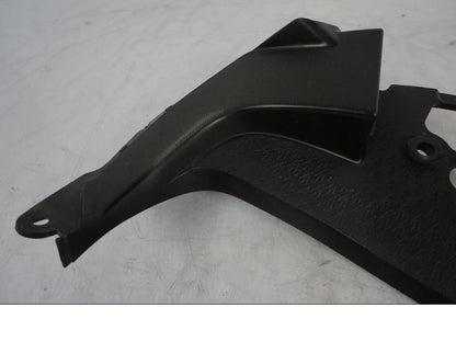 Vänster sida på Instrumentkåpa från en Kawasaki ER-6F -2010 motorcykel.