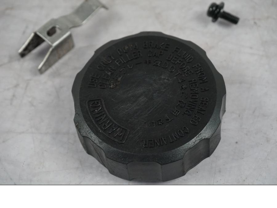 Baksidan på Bromsvätske lock från en Yamaha MT-09 -2024 motorcykel.