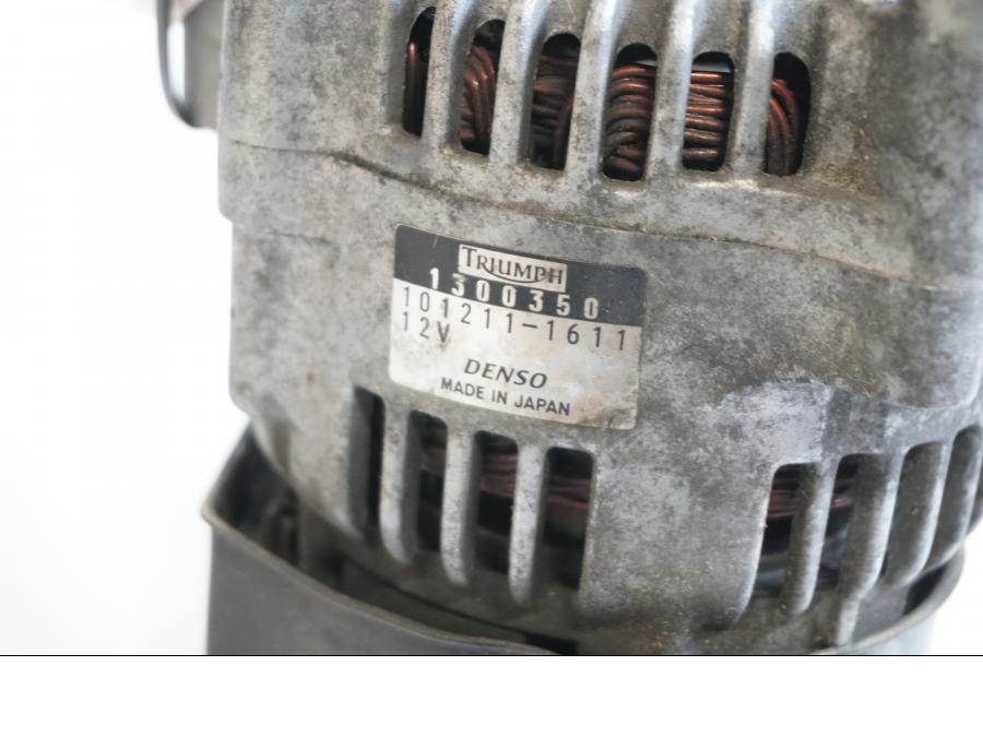 Höger sida på Generator från en Triumph Daytona T 595 -1998 motorcykel.