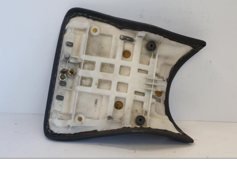 Vänster sida på Sadel från en Yamaha YZF 1000 R -1997 motorcykel.