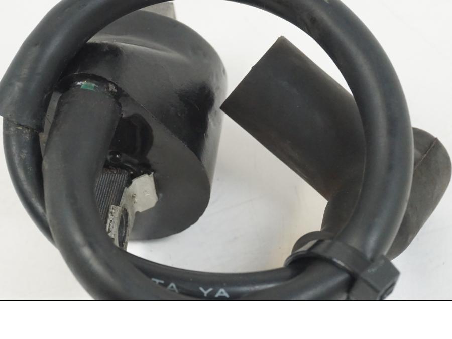 Snett nerifrån på Tändspole från en Aprilia RS 250 -1998 motorcykel.