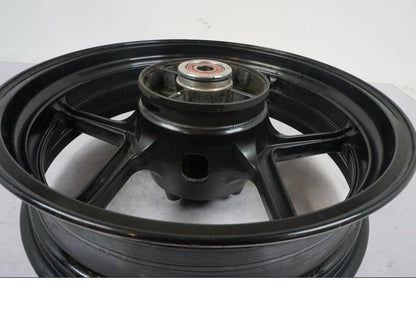 Snett nerifrån på Fälg från en Kawasaki Versys 650 -2014 motorcykel.