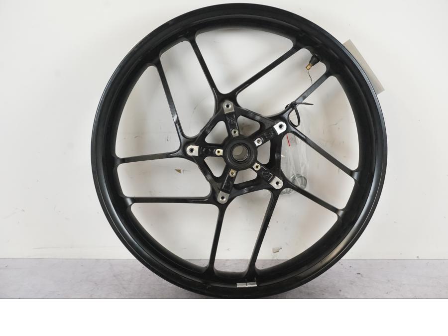 Baksidan på Fälg från en Yamaha MT-09 -2024 motorcykel.