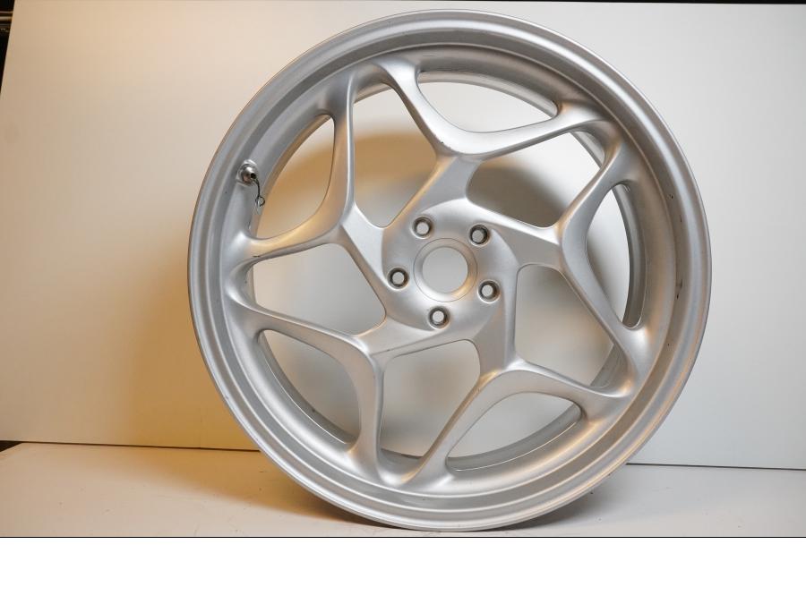 Framsidan på Fälg från en BMW F 800 ST -2008 motorcykel.