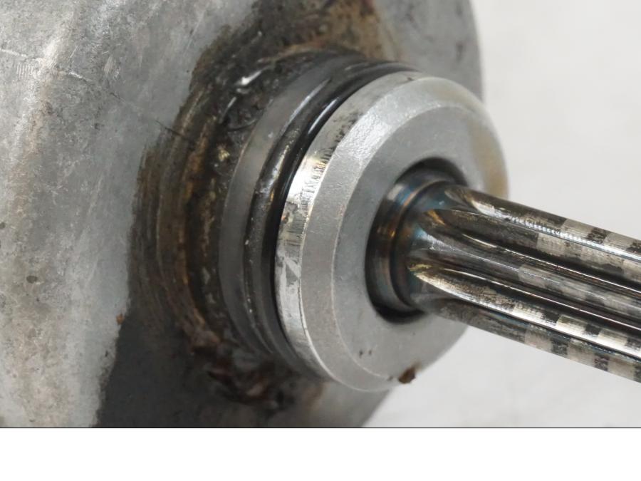 Vänster sida på Startmotor från en Suzuki VZR 1800 -2009 motorcykel.