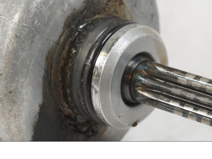 Vänster sida på Startmotor från en Suzuki VZR 1800 -2009 motorcykel.