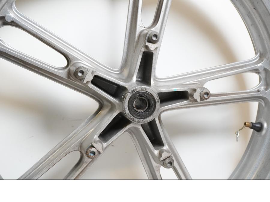 Baksidan på Fälg från en Yamaha YZF-R 125 -2009 motorcykel.