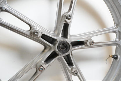 Baksidan på Fälg från en Yamaha YZF-R 125 -2009 motorcykel.