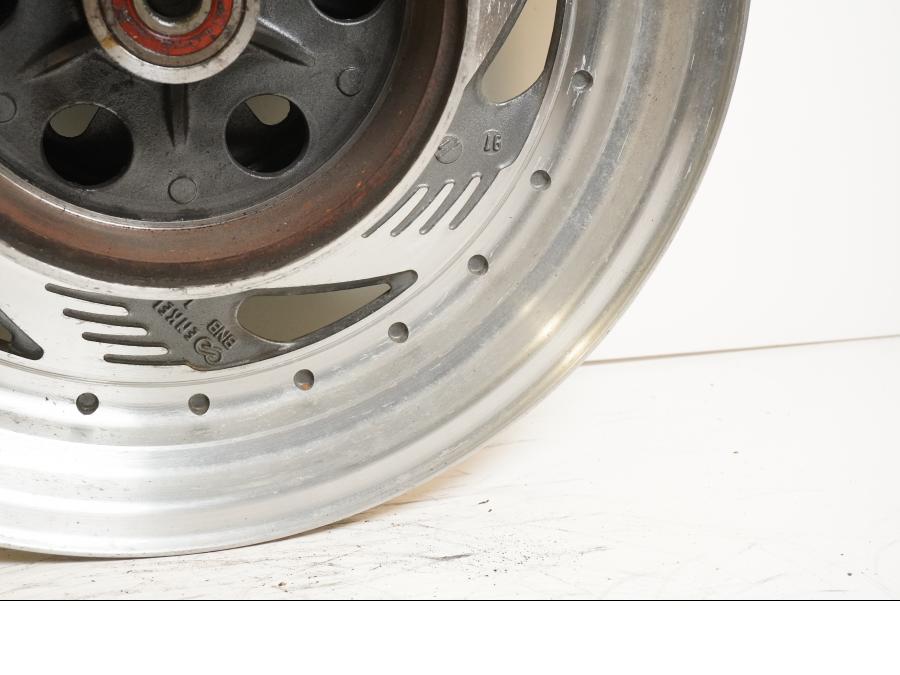 Höger sida på Fälg från en Suzuki VZ 800 -1997 motorcykel.