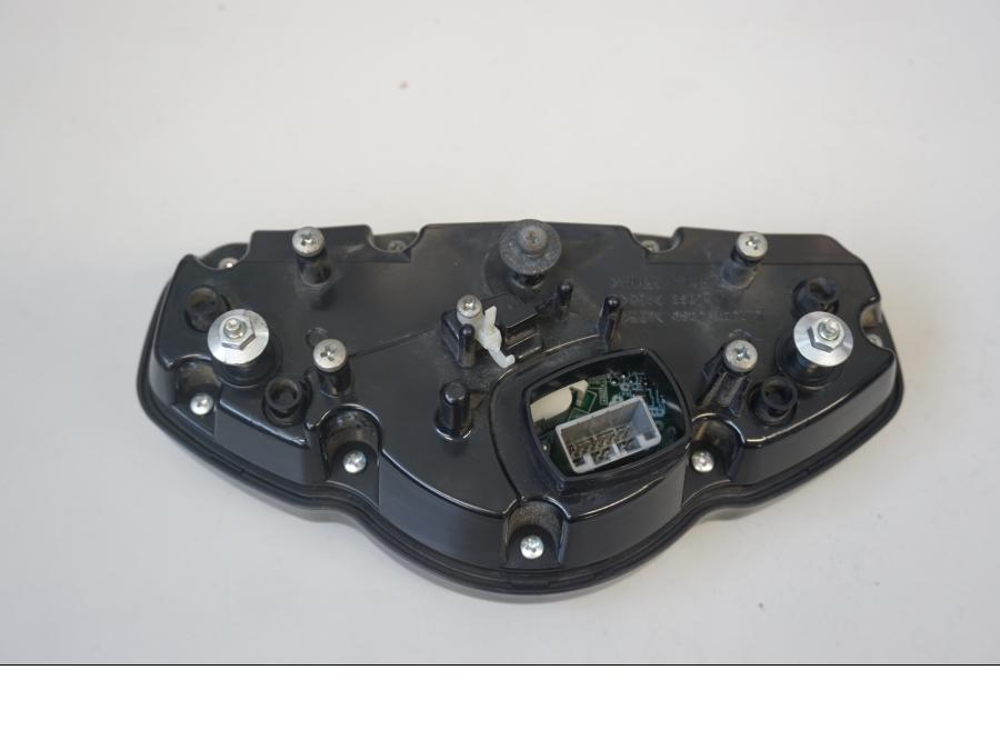 Baksidan på Instrumentpanel från en Suzuki SFV 650 A Gladius -2012 motorcykel.