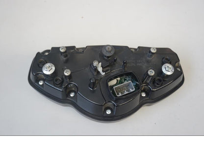 Baksidan på Instrumentpanel från en Suzuki SFV 650 A Gladius -2012 motorcykel.