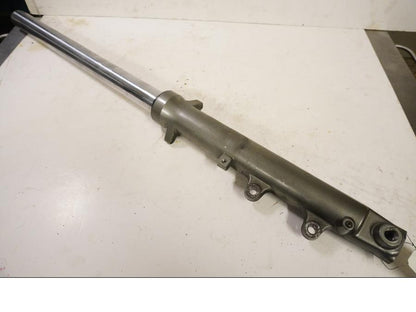 Framsidan på Gaffelben från en Yamaha FZ 750 -1988 motorcykel.