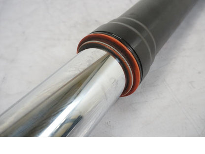 Vänster sida på Gaffelben från en KTM 1290 Super Duke -2019 motorcykel.