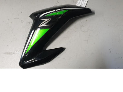 Framsidan på Bensintankskåpa från en Kawasaki Z 900 -2017 motorcykel.